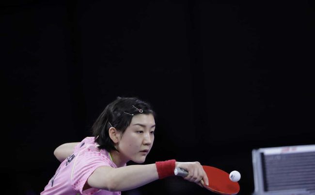 现出她的一 现出她的一